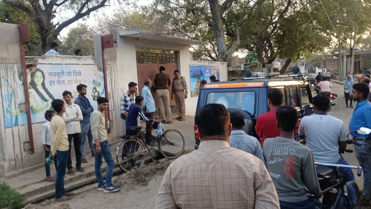 बिजली का मीटर चेक करने गए कर्मचारियों को उपभोक्ता नहीं घर के अंदर किया बंद 